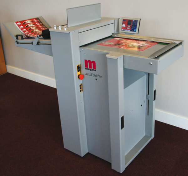 Autofold Pro è una piegatrice automatica progettata specificamente per la stampa digitale o litografica professionale. È una unità di piega a sé stante, è possibile collegarla a qualsiasi macchina cordonatrice presente sul mercato, progettata per piegare stampe digitali utilizzando la tecnologia Morgana brevettata Flying Knife, che elimina l’utilizzo delle tasche e dei coltelli tradizionali, ma utilizza un sistema che previene la screpolatura o la segnatura dei fogli digitali causati dai metodi di piega comuni.